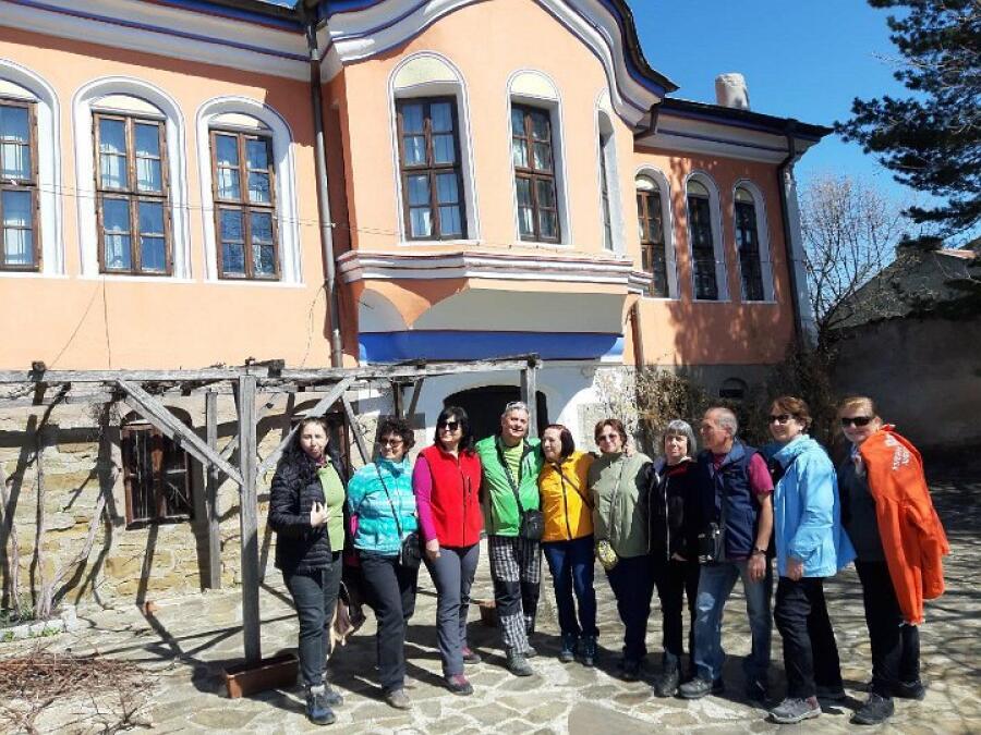Клубът по пешеходен туризъм на екскурзия в шуменския край