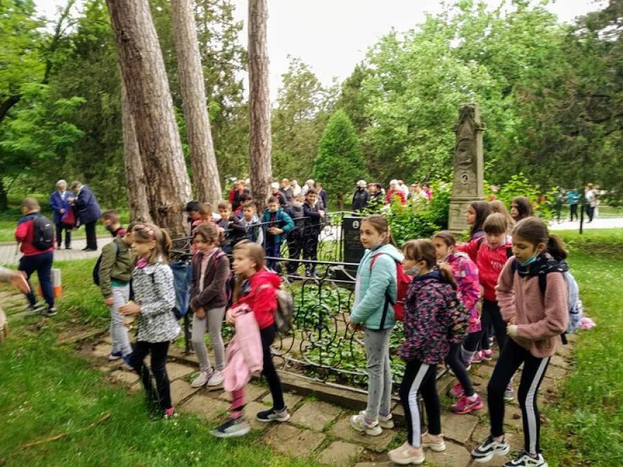 В деня на Ботев туристите ветерани почетоха паметта на Венета и Иванка Ботеви
