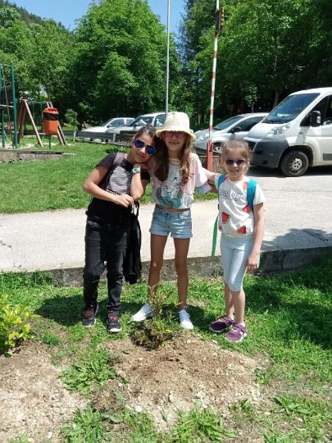 Ученици от СОУ „Емилиян Станев“ почистиха пътя от кв. Асенов до Ксилифор