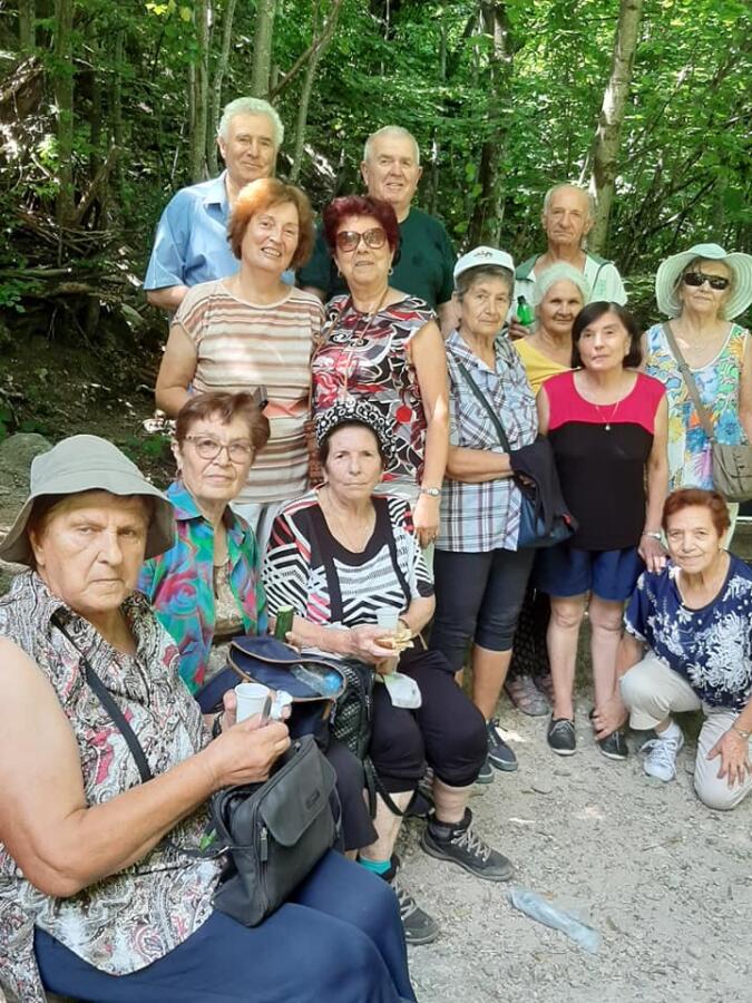 Туристи ветерани на разходка до Видимското пръскало
