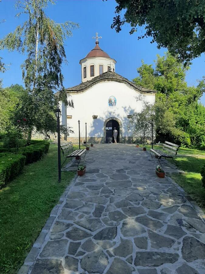 Туристи ветерани на разходка до Видимското пръскало
