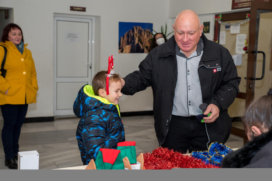 Коледен благотворителен бал