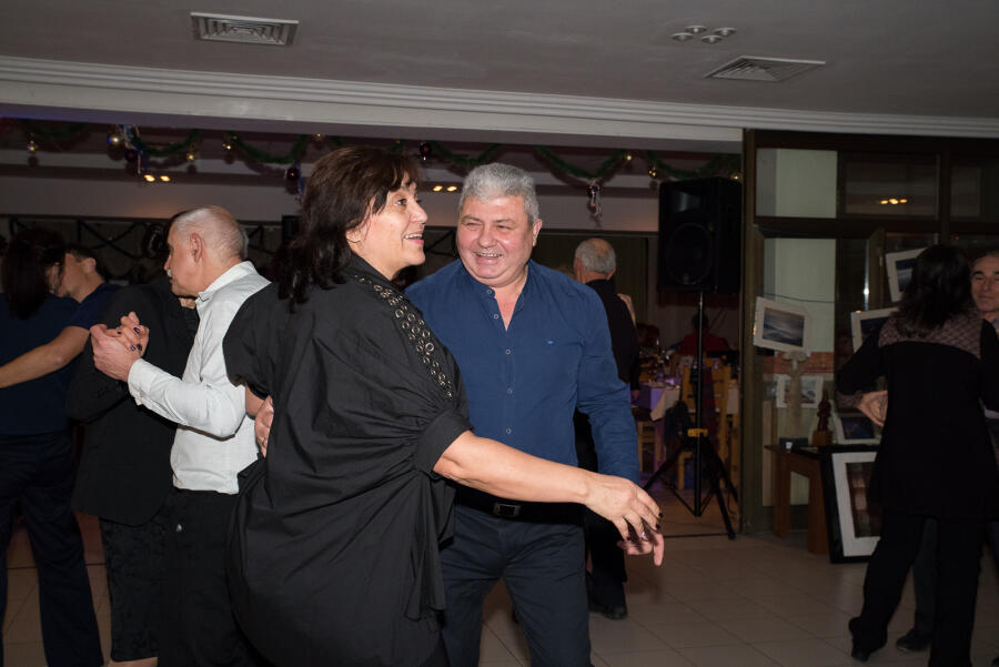 Коледен благотворителен бал
