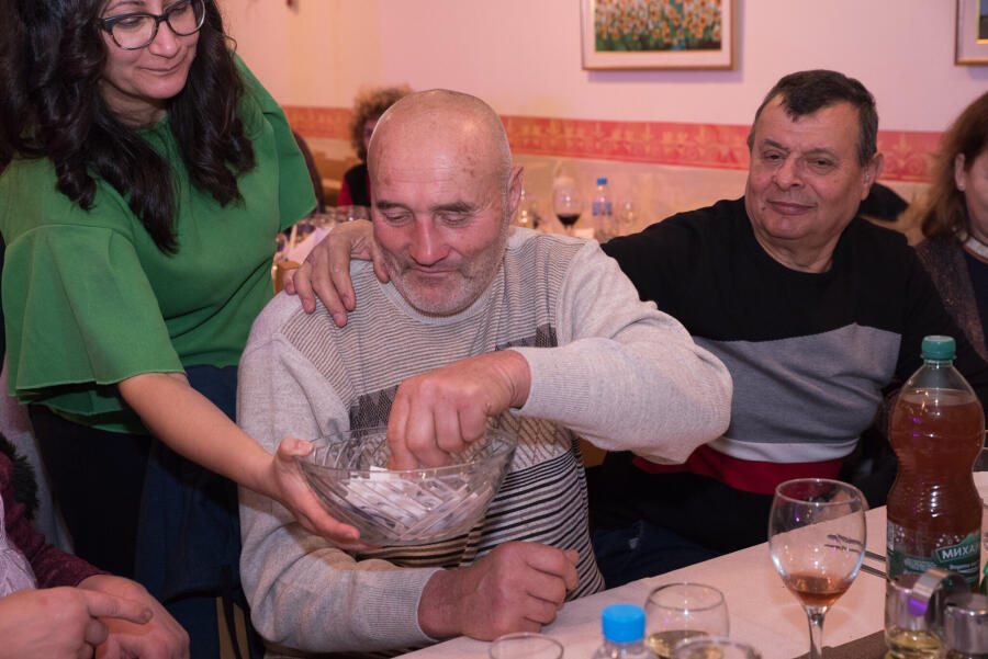 Коледен благотворителен бал