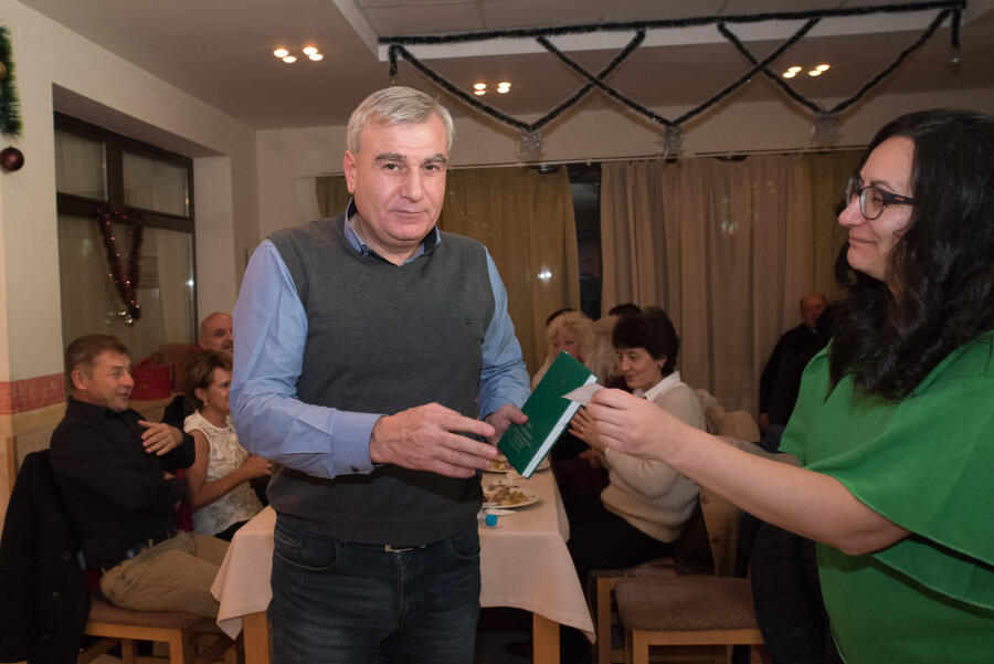 Коледен благотворителен бал