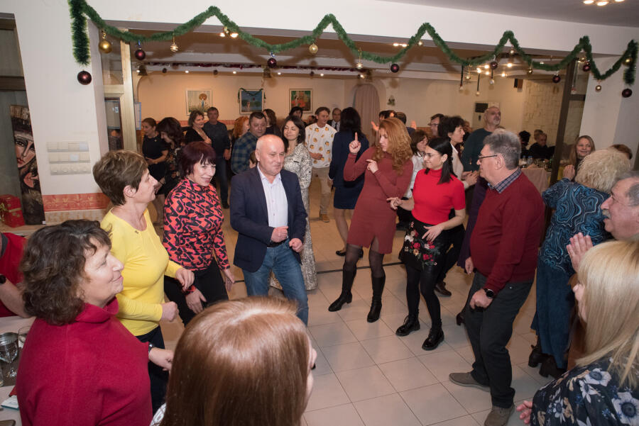 Коледен благотворителен бал