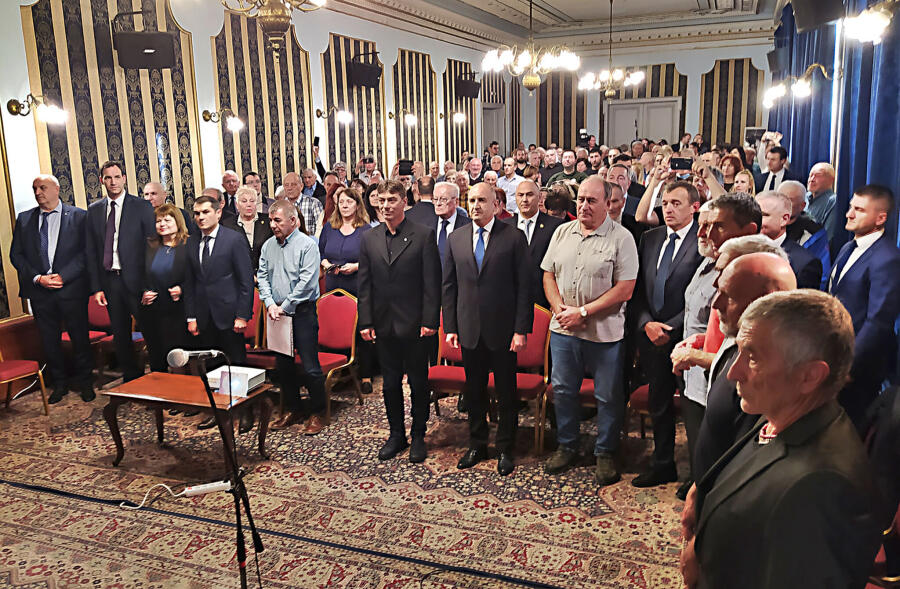 ПРЕЗИДЕНТЪТ РУМЕН РАДЕВ ВРЪЧИ ПОЧЕТЕН ЗНАК НА АЛПИНИСТИ ОТ ЕКСПЕДИЦИЯ „ЕВЕРЕСТ 1984”