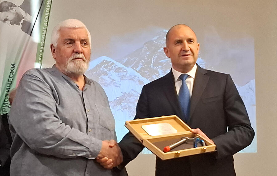 ПРЕЗИДЕНТЪТ РУМЕН РАДЕВ ВРЪЧИ ПОЧЕТЕН ЗНАК НА АЛПИНИСТИ ОТ ЕКСПЕДИЦИЯ „ЕВЕРЕСТ 1984”