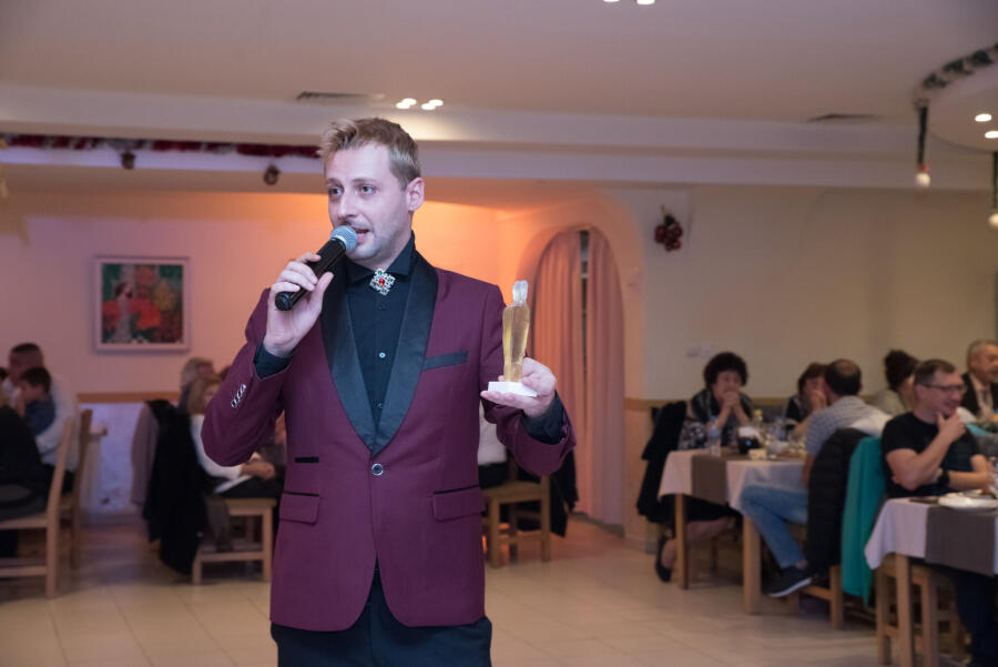 Коледен благотворителен бал