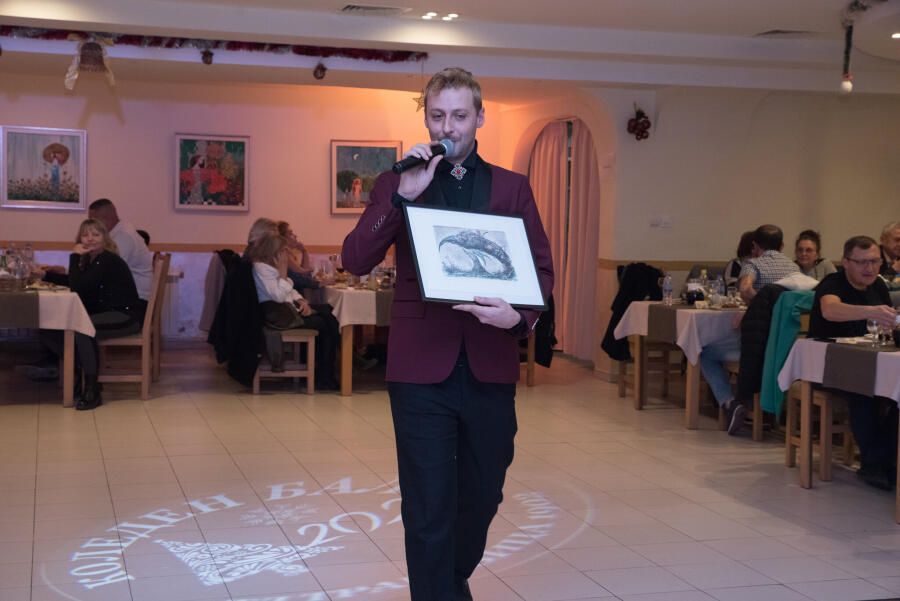Коледен благотворителен бал