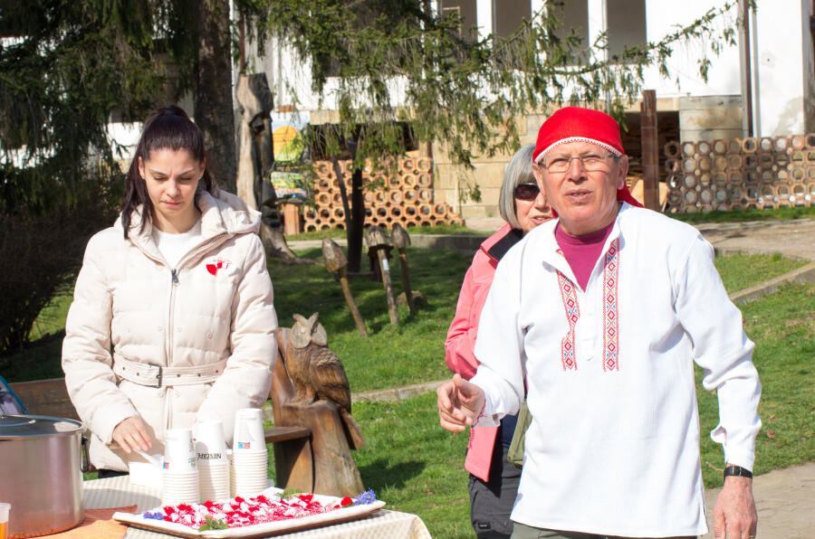 Празничен осмомартенски поход