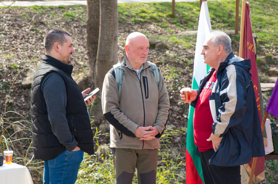 Празничен осмомартенски поход