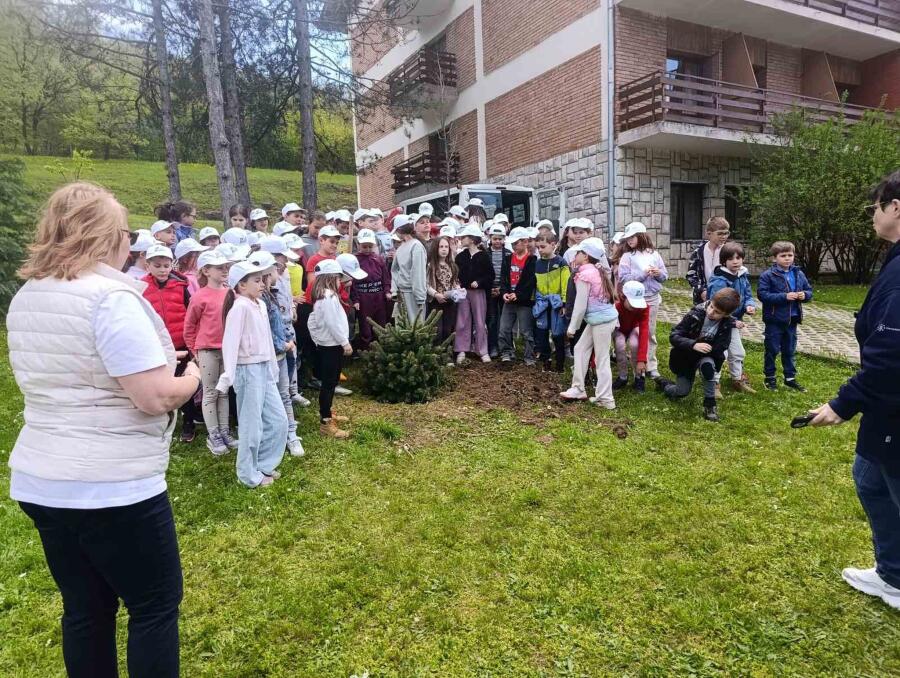 Млади природозащитници от София оставиха своята "зелена следа" в парк Ксилифор