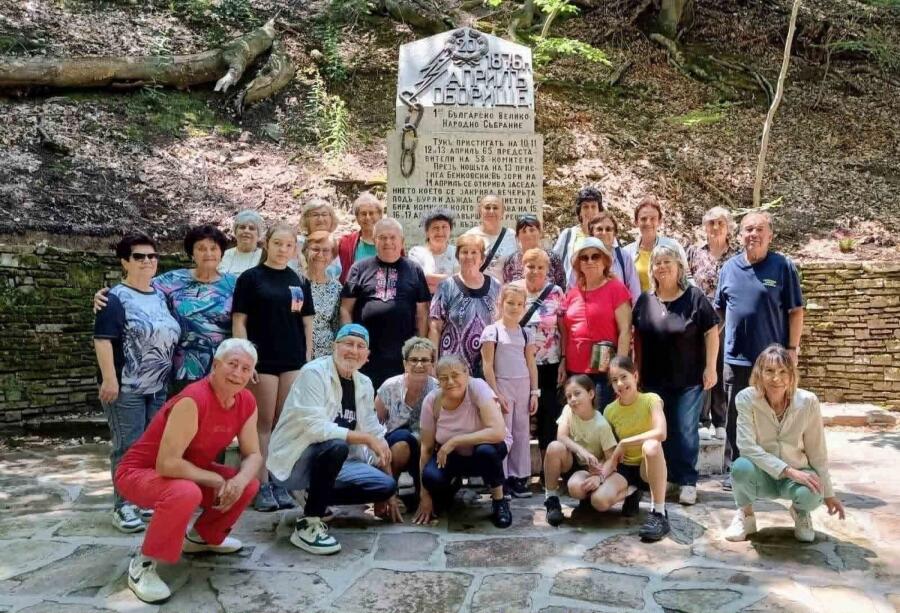 Клубът на туристите ветерани при ТД „Трапезица-1902“ – „Търновски хоризонти“ почете героите от Априлската епопея 1876 