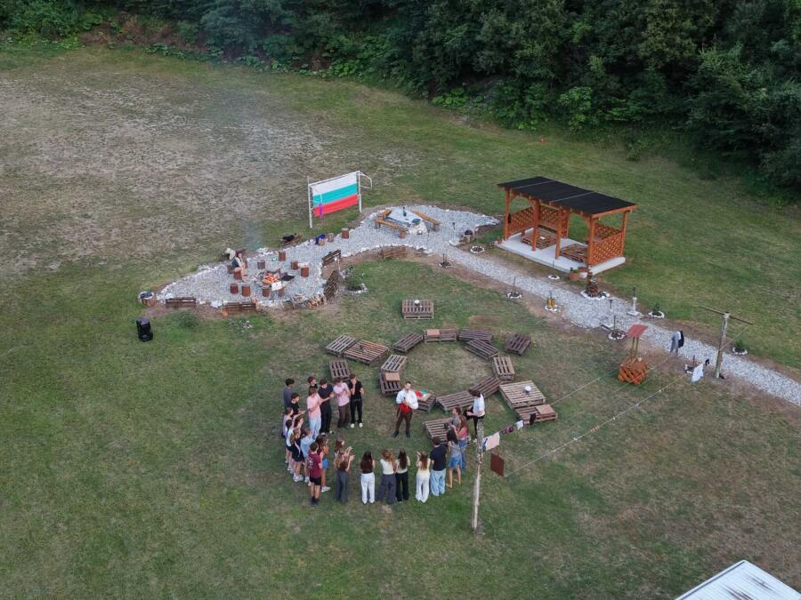 Групата на ТД „Трапезица - 1902“ с водач Боян Димов – по 14 дневния маршрут Е8, лято 2026