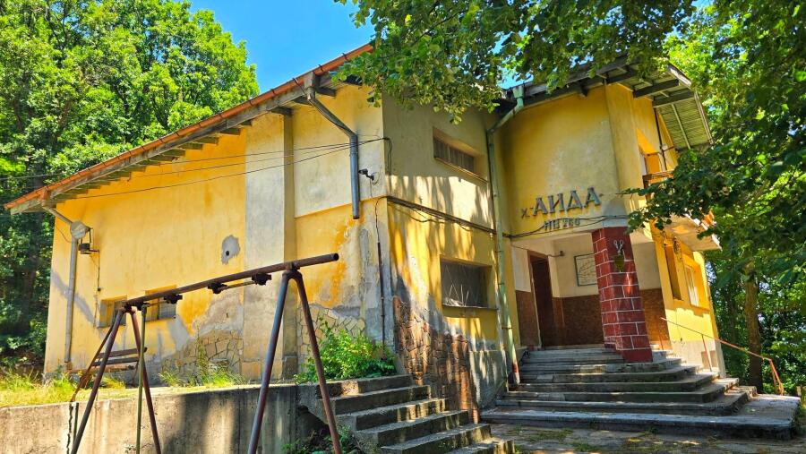 Групата на ТД „Трапезица - 1902“ с водач Боян Димов – по 14 дневния маршрут Е8, лято 2026
