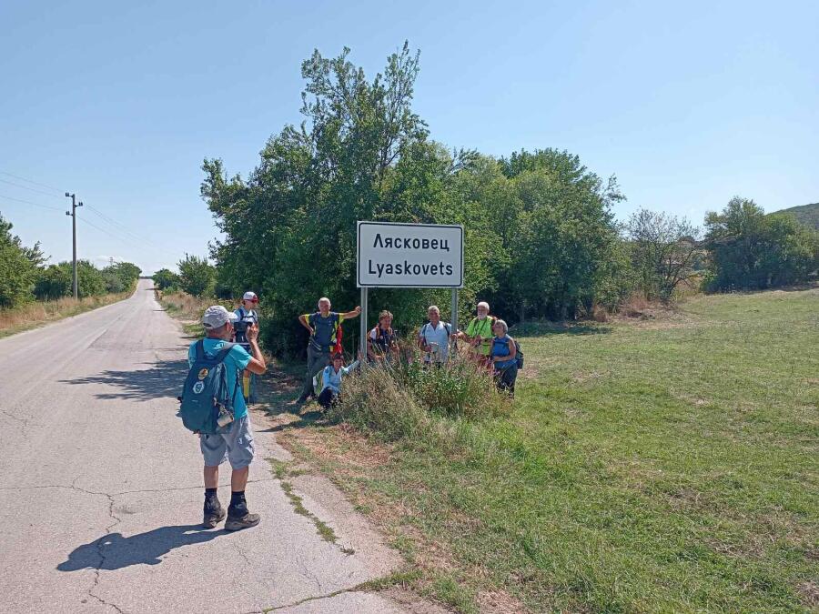 Групата на ТД „Трапезица - 1902“ с водач Боян Димов – по 14 дневния маршрут Е8, лято 2026